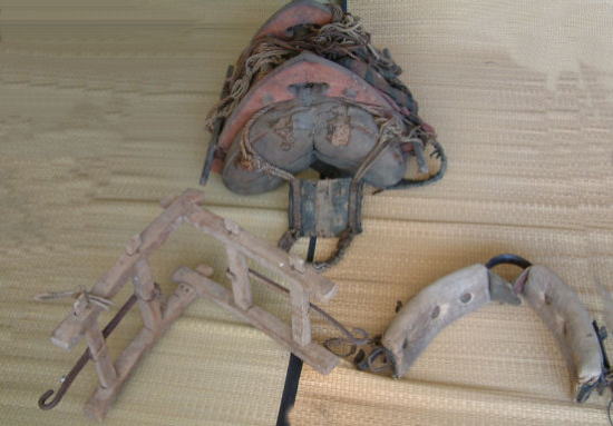 農耕に使った牛の鞍 農耕に使った牛の鞍